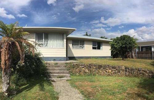 Selwyn Heights House | Served 3-Bedroom House A including 5 Double Beds, 1 Single Bed, and 2 King Sofa Beds