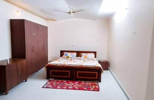 Kukatpalli Apartment | Servostay Kukatpally Spacious 5 BHK Duplex in Vivekananda Nagar with Parking