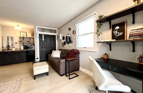 McLean County Apartment | Set on peaceful 5 acres, 3 min. from town, Private Building