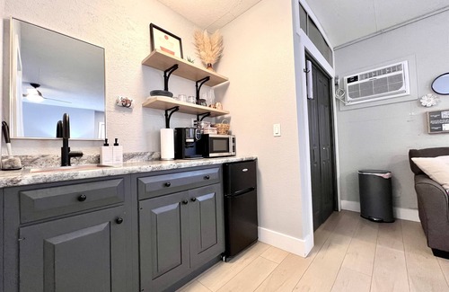 McLean County Apartment | Set on peaceful 5 acres, 3 min. from town, Private Building