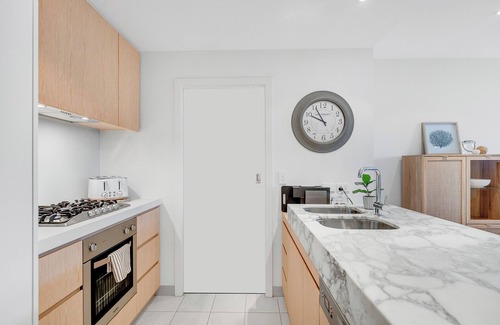 Mornington Apartment | Set right in the heart of Main Street Mornington and short stroll to the beach!