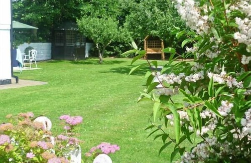 Stourport-on-Severn Cottage | SEVERN BANK LODGE, pet friendly, with a garden in Astley Burf