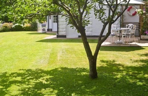 Stourport-on-Severn Cottage | SEVERN BANK LODGE, pet friendly, with a garden in Astley Burf