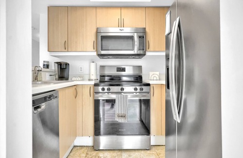 Coconut Grove Apartment | SF Sunny Getaway + Pool & Parking