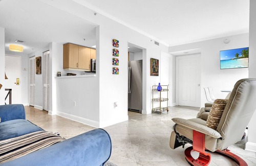 Coconut Grove Apartment | SF Sunny Getaway + Pool & Parking