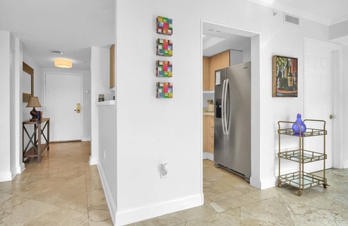 Coconut Grove Apartment | SF Sunny Getaway + Pool & Parking