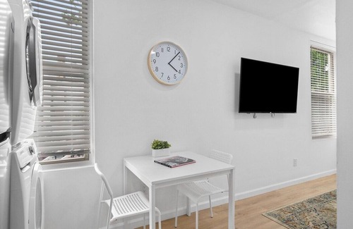 East Liberty Apartment | Shadyside/Central @2 Bright and Stylish Studio with Free Parking