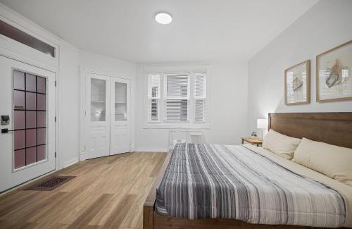 Shadyside House | Shadyside, Pittsburgh !C Modern and Bright Private Bedroom with Shared Bathroom