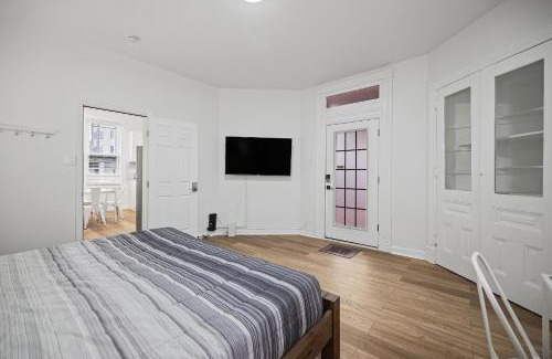 Shadyside House | Shadyside, Pittsburgh !C Modern and Bright Private Bedroom with Shared Bathroom