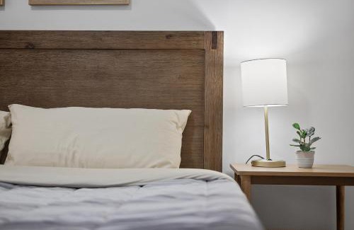 Shadyside House | Shadyside, Pittsburgh !C Modern and Bright Private Bedroom with Shared Bathroom