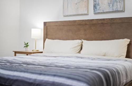 Shadyside House | Shadyside, Pittsburgh !E Modern and Bright Private Bedroom with Shared Bathroom