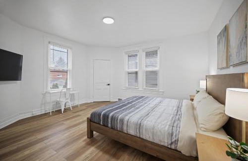 Shadyside House | Shadyside, Pittsburgh !E Modern and Bright Private Bedroom with Shared Bathroom