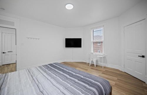 Shadyside House | Shadyside, Pittsburgh !E Modern and Bright Private Bedroom with Shared Bathroom
