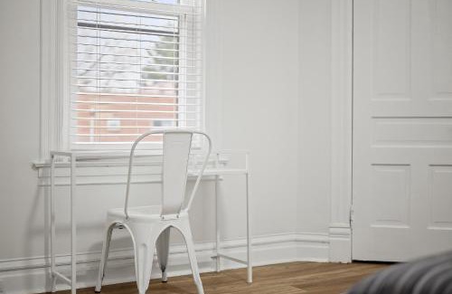 Shadyside House | Shadyside, Pittsburgh !E Modern and Bright Private Bedroom with Shared Bathroom