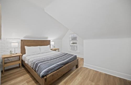Shadyside House | Shadyside, Pittsburgh !I Modern and Bright Private Bedroom with Shared Bathroom