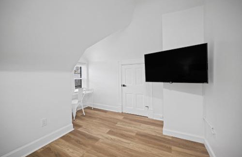 Shadyside House | Shadyside, Pittsburgh !I Modern and Bright Private Bedroom with Shared Bathroom