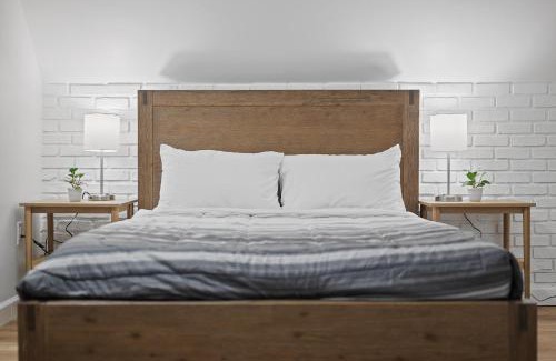 Shadyside House | Shadyside, Pittsburgh !I Modern and Bright Private Bedroom with Shared Bathroom