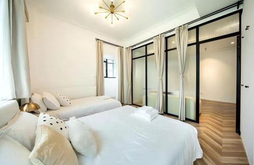 Downtown Shanghai Apartment | Shanghai Hills & Serendipity Artisanal Glass Downtown Suite close to Metro Line10