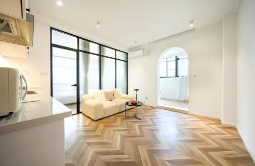 Downtown Shanghai Apartment | Shanghai Hills & Serendipity Artisanal Glass Downtown Suite close to Metro Line10