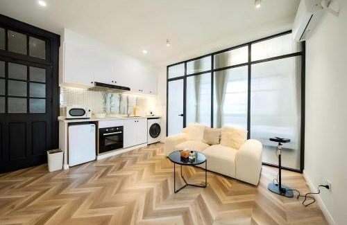 Downtown Shanghai Apartment | Shanghai Hills & Serendipity Artisanal Glass Downtown Suite close to Metro Line10