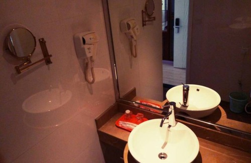 Hong Kou House | Shanghai Qidian Apartment The Bund