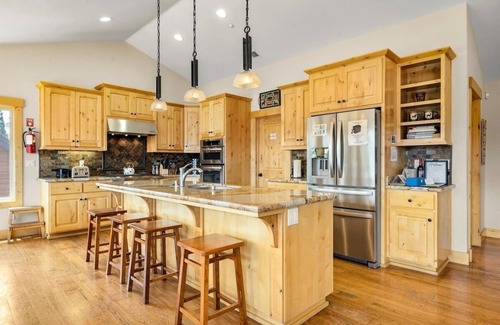 South Lake Tahoe House | Shaquinaw! 5 Bedroom Home by RedAwning