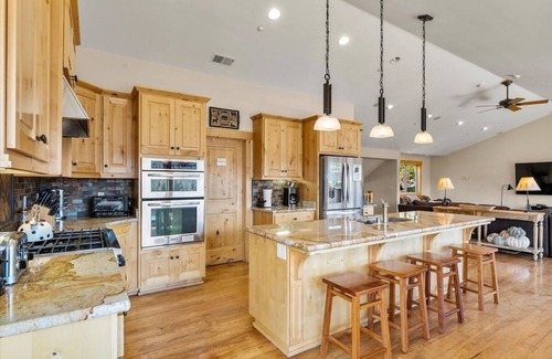 South Lake Tahoe House | Shaquinaw! 5 Bedroom Home by RedAwning