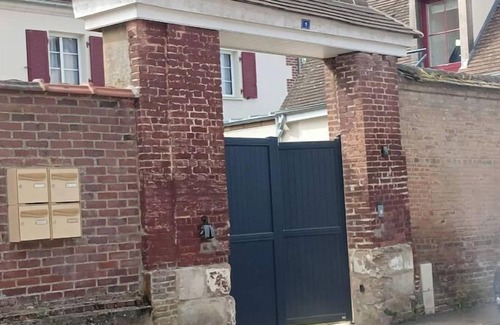 Beauvais Apartment | Shared house, low self-contained studio in Beauvais, 5 km from the airport