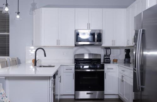 Woodlawn House | Shared, spacious condo near UChicago and Obama Center