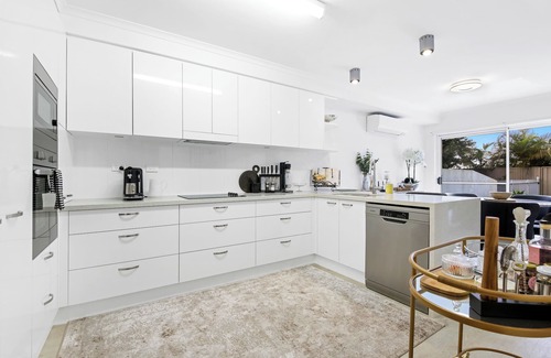 Korora House | Shearwater Luxury - Luxurious 3BR Korora Retreat with spa bath, Close to Beach