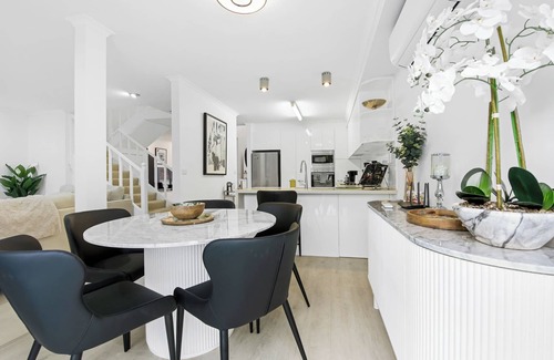 Korora House | Shearwater Luxury - Luxurious 3BR Korora Retreat with spa bath, Close to Beach