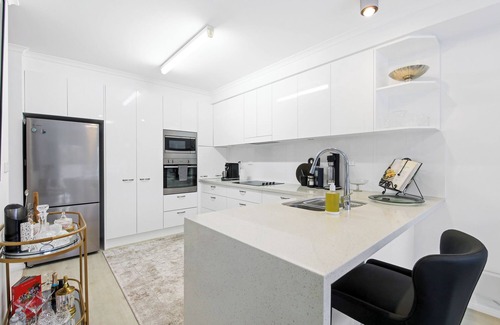 Korora House | Shearwater Luxury - Luxurious 3BR Korora Retreat with spa bath, Close to Beach