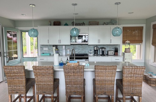 Henderson House | Shells Beach - Spacious Lake Ontario 3 bedroom Plus Loft Waterfront Homen