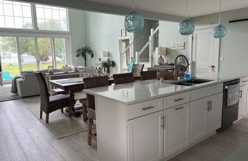 Henderson House | Shells Beach - Spacious Lake Ontario 3 bedroom Plus Loft Waterfront Homen