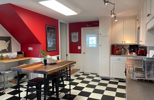Waynesboro House | Shenandoah Valley Farm House near BR pkway & Skyline , UVA, Staunton, wineries