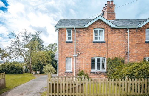 Bridgnorth Cottage | SHEPHERD'S COTTAGE, pet friendly, with open fire in Bridgnorth