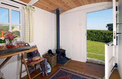 Southerndown Cottage | SHEPHERD'S HUT, pet friendly, with open fire in St Brides Major