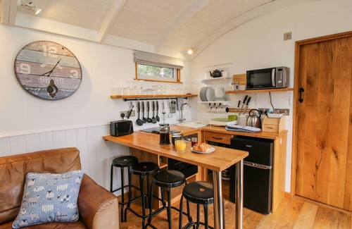 Farden Cottage | SHEPHERDS CABIN AT TITTERSTONE, pet friendly in Clee Hill