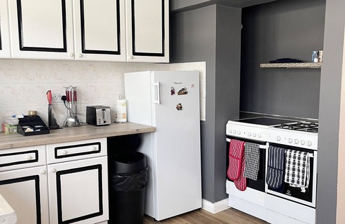 Redbridge House | Shepherds House- Spacious 3/4 Bedroom