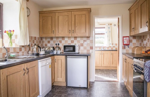 Omagh Cottage | SHEPHERDS' RETREAT, pet friendly, with open fire in Gortin