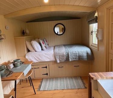 Brackley House | ShepherdsHut-Cotswolds-PetFriendly-WoodBurner