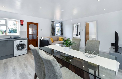 Mansfield House | Sherwood Street - Picturesque 2 Bedroom Bungalow with 2 En-suite Bathroom