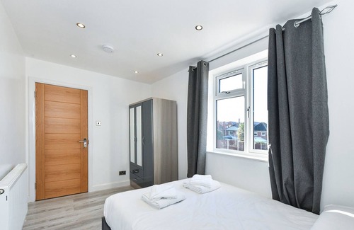 Mansfield House | Sherwood Street - Picturesque 2 Bedroom Bungalow with 2 En-suite Bathroom
