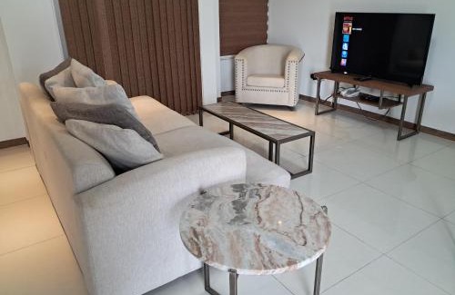 Malabanias Apartment | Sheryll Escapes - La Grande1 BR 304 with balcony, Netflix & WiFi