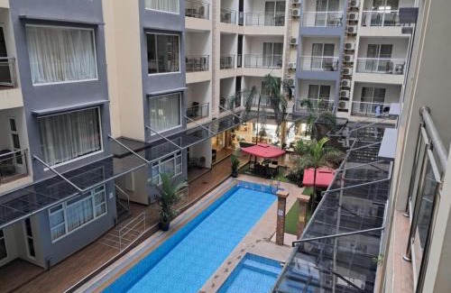 Malabanias Apartment | Sheryll Escapes - La Grande1 BR 304 with balcony, Netflix & WiFi