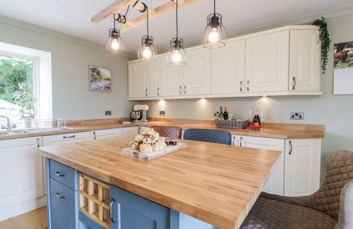Falkirk Cottage | SHIELDHILL FARM HOUSE, pet friendly, with hot tub in Falkirk