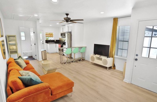Denver Heights House | Shiny & Bright City Lights | Walk to DT San Antonio