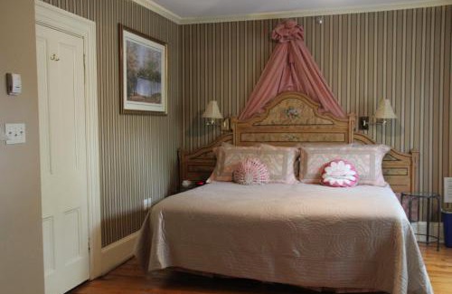 Queens Square Bed & Breakfast | Shipwright Inn