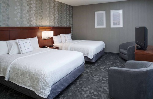 Brookfield Hotel | Shopping and Dining in Village of Wauwatosa! Pets Allowed, Swimming Pool!