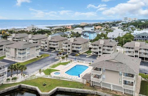 Cherry Grove Beach House | Shorehaven Lakefront & Steps to Beach w Pool and Grill